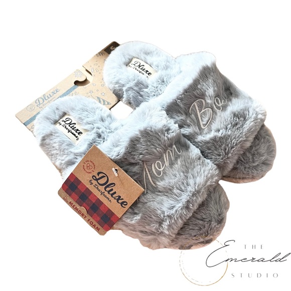 NWT Dluxe by Dearfoams Blue "Mom Boss" Faux Fur Slide House Slipper - Picture 2 of 3